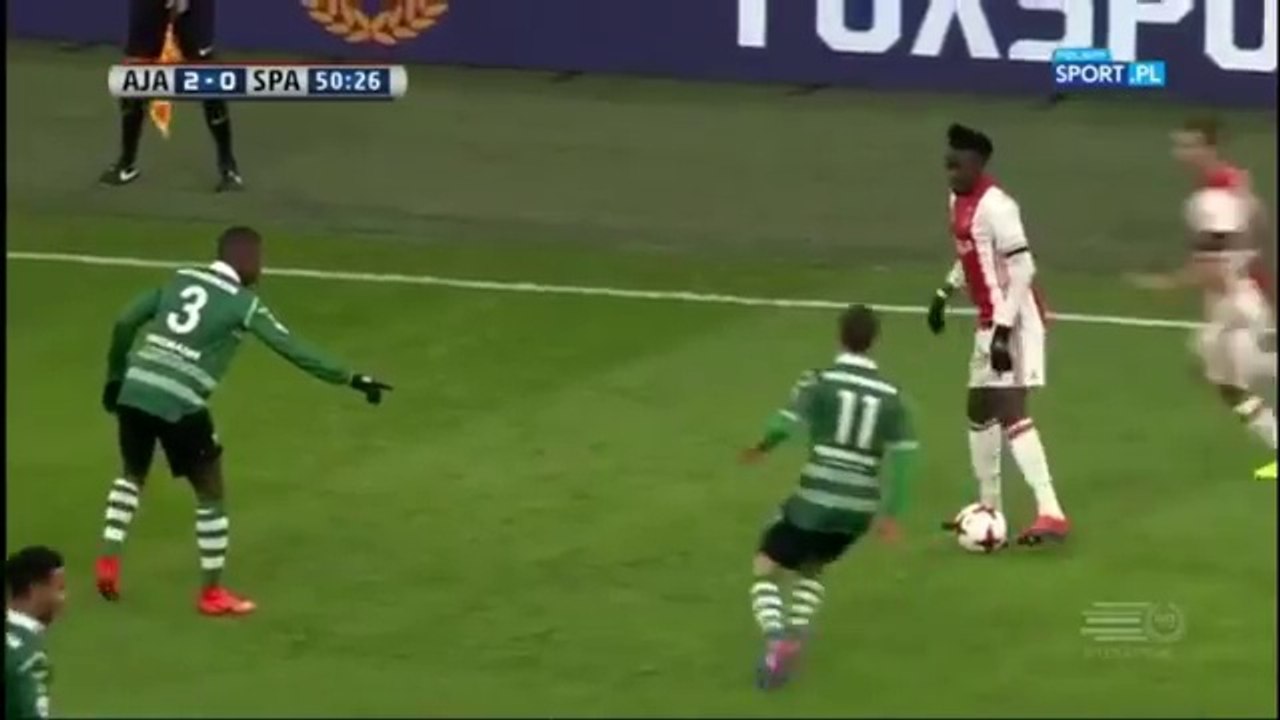 Ce joueur de football fait un geste peu glorieux