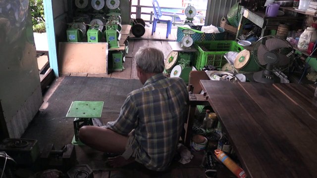Vietnam floating market struggles to stay above water