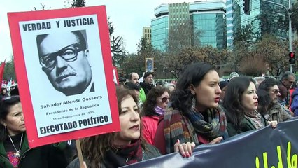 Miles marchan en Chile en recuerdo de víctimas de la dictadura