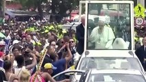 Papa Francisco se hirió el rostro al golpearse con papamóvil