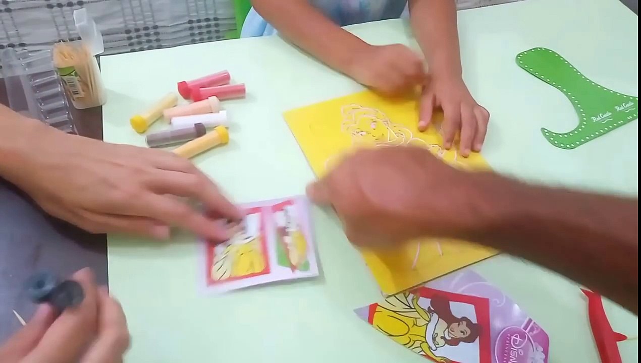 Elif kum boyama yapıyor Prenses bella boyuyor ,Eğlenceli çocuk videosu