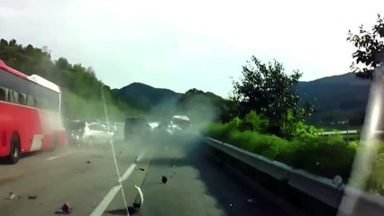 [영상] "순식간에 쾅쾅쾅"...8대 잇따라 추돌 / YTN