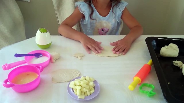 Elif mutfakta )) Hamur işleri yapıyor .çörek kurabiye yaptık.tabi denemeye cesaret ister )))