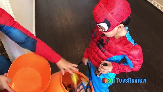 HALLOWEEN TRICK OR TREAT Kids Candy Surprise Toys Prank Halloween Candy Haul Spiderman Sup