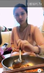 17直播 没穿内衣吃早餐，激凸了