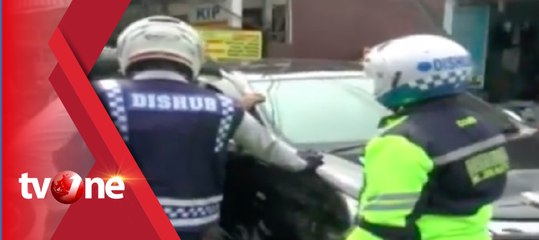 Mengamuk Terjaring Razia Trotoar, Pengendara Ini Hendak Tabrak Petugas