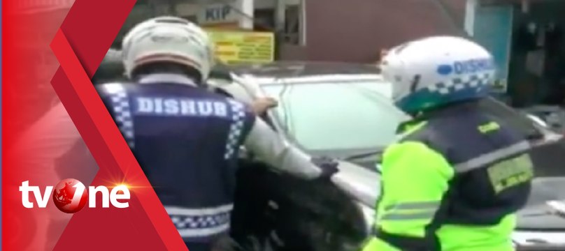 Mengamuk Terjaring Razia Trotoar, Pengendara Ini Hendak Tabrak Petugas