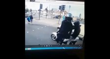 Deux hommes cagoulés tentent de lui voler son scooter.