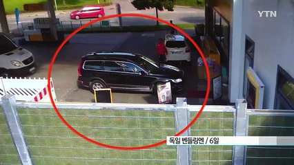 [영상] 후진·전진 헷갈린 노인 운전자, 상점 박살 / YTN