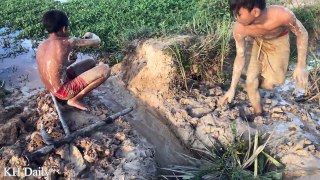 The Primitive Deep Hole Trap Can Catch A Lot Of Eel & Fish Made By Two Amazing Kids