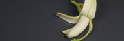 خطوات سهلة  لتقشير الموز بالطريقة الصحيحة