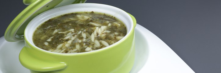 حساء السبانخ مع معكرونة لسان العصفور بالخطوات السهلة