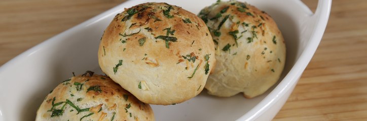 خطوات سهلة  لتحضير كرات الخبز بالجبنة