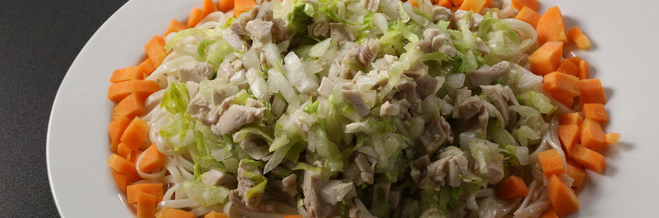 خطوات سهلة لتحضير سلطة النودلز اليابانية