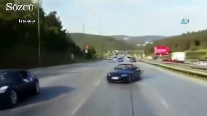 Trafik magandasının bariyerlere çarpma anı kamerada