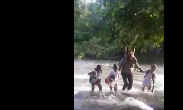 Sosok Teladan, Anggota Polisi Bantu Siswa Seberangi Sungai