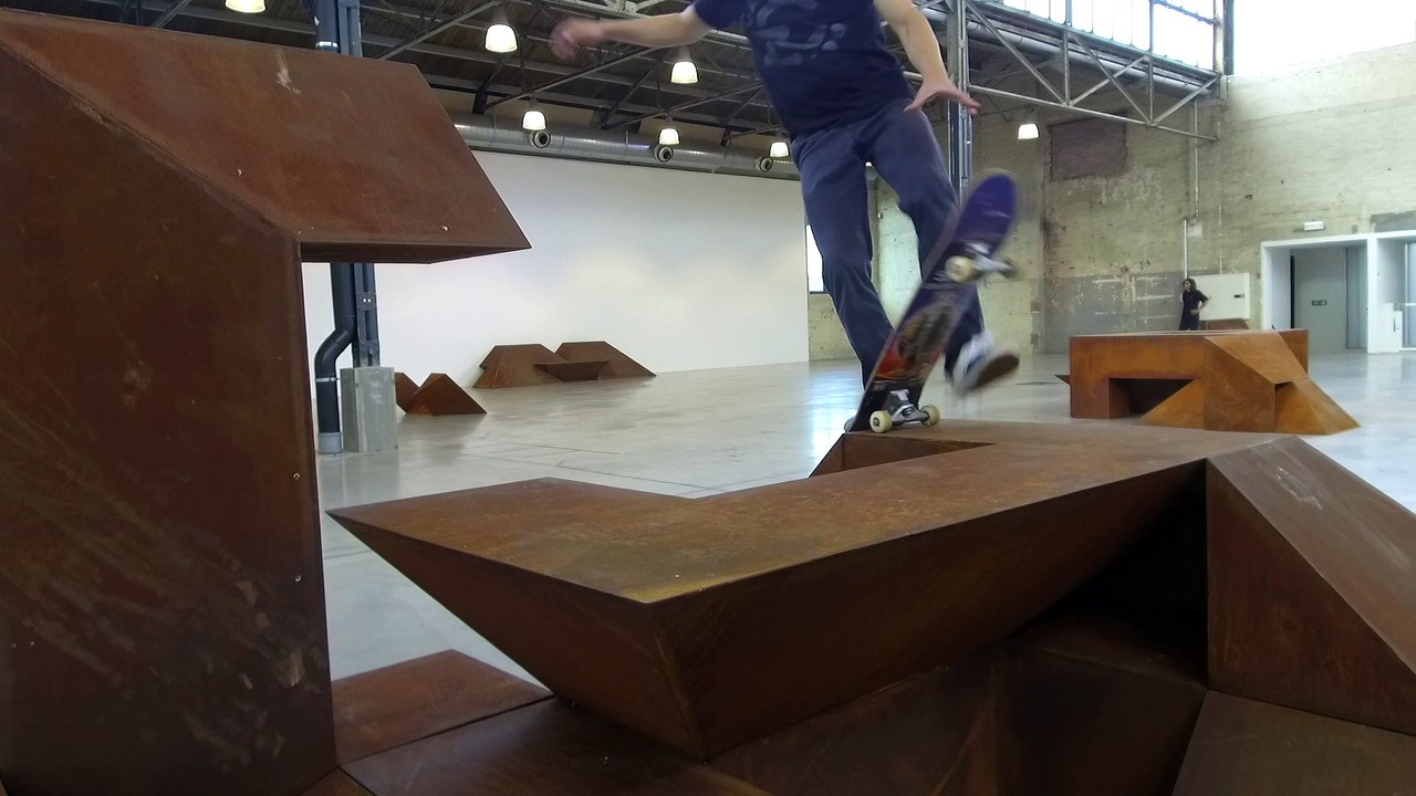 Des skateurs au musée