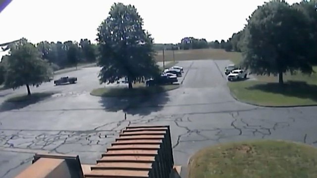 Etats-Unis : l'atterrissage spectaculaire d'un avion sur un parking