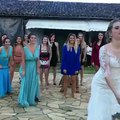 بالفيديو.. عروسة في موقف مٌحرج بحفل زفافها والسبب باقة ورد