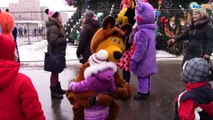 В гостях у Деда Мороза Встреча С любимыми героями мультика Маша и Медведь Видео для детей Tiki Taki