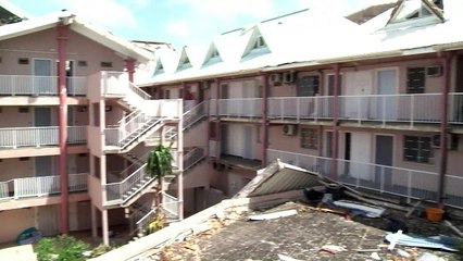 Irma/Saint-Martin: les habitants déblayent les débris