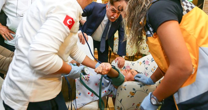 Bakan Eşref Fakıbaba, Ziyaret Sırasında Fenalaşan Kadına İlk Müdahaleyi Yaptı