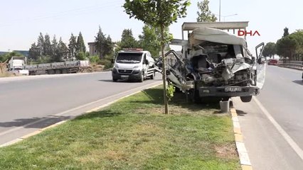 Denizli Tır'a Çarpan Kamyonetin Sürücüsü Yaralandı