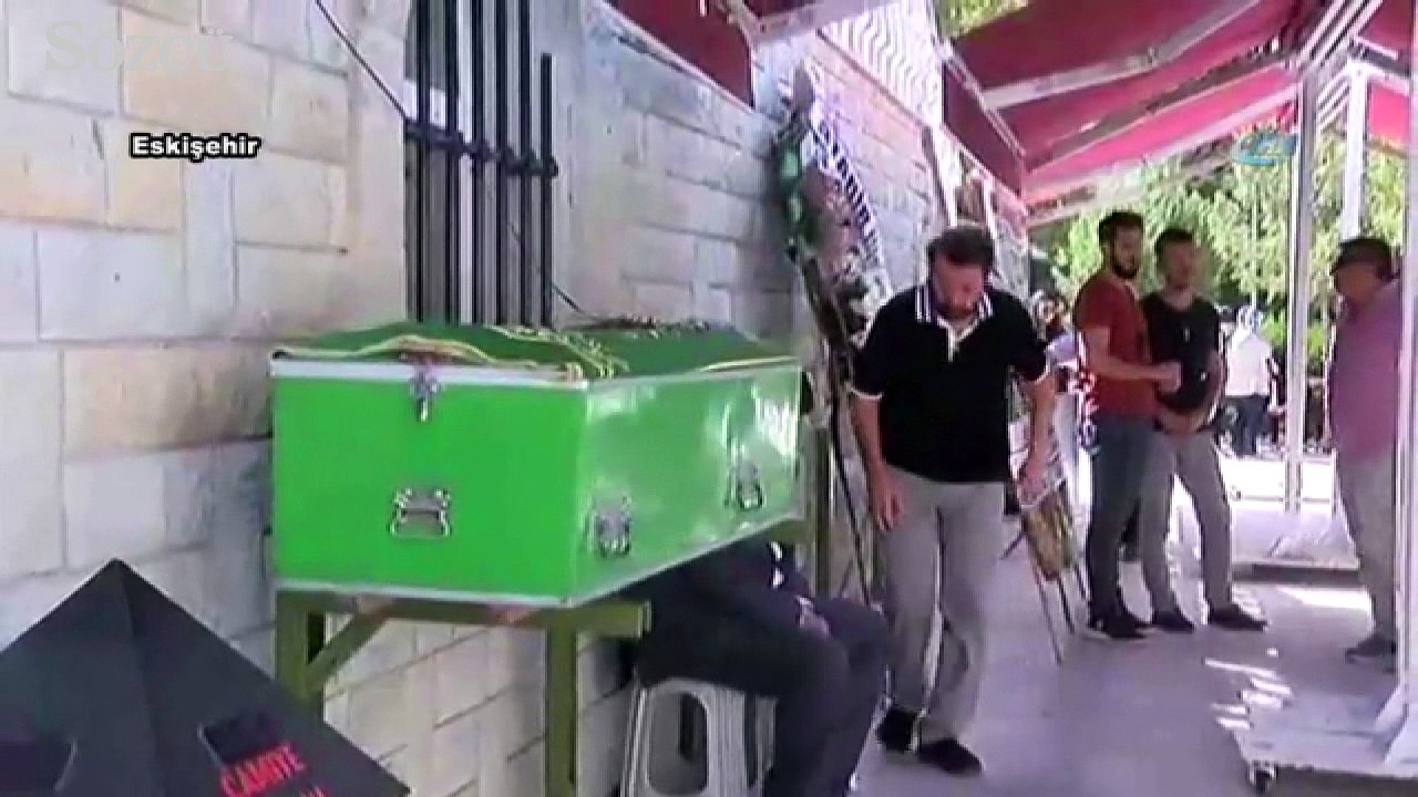 Halil Sezai babasını son yolculuğuna uğurladı