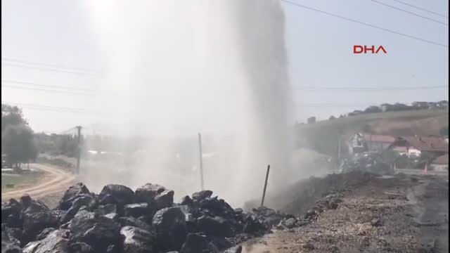 Sakarya Yol Çalışması Sırasında İş Makinası İsale Hattını Patlattı