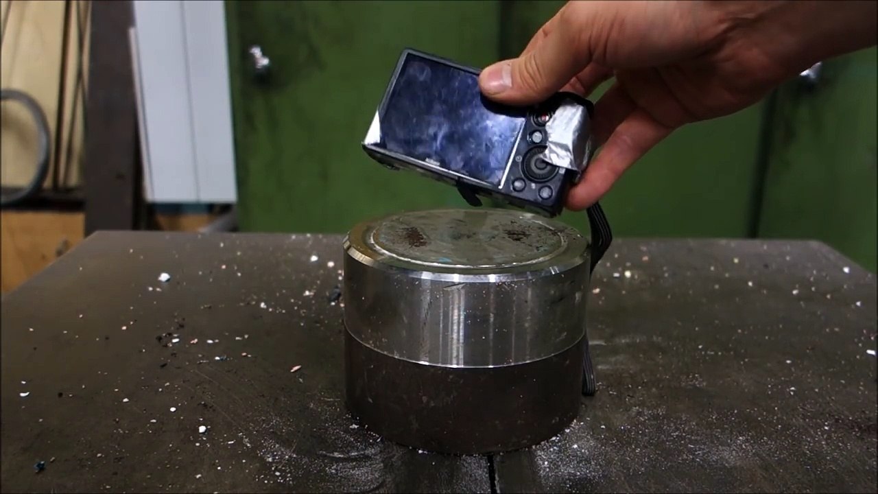 Crushing camera with hydraulic press
