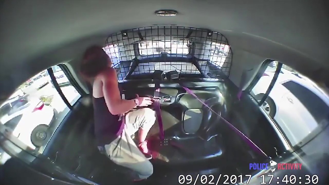 Une voleuse s'enfuit avec une voiture de police