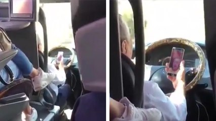 Un chauffeur de bus passe un appel vidéo
