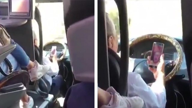 Un chauffeur de bus passe un appel vidéo