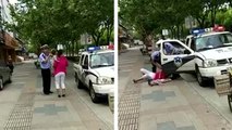 Un policier fait tomber un bébé