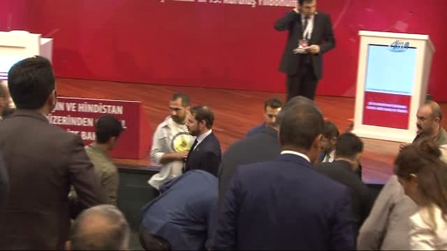 Enerji ve Tabii Kaynaklar Bakanı Berat Albayrak: Kimse Türkiye'den Diğer Yanağını Uzatıp Bir Tokat...