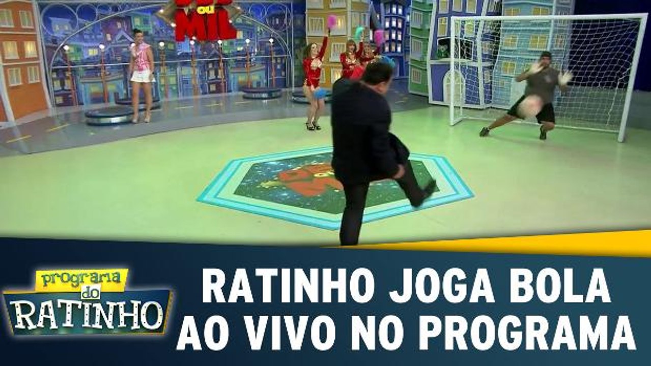 Ratinho surpreende e joga bola ao vivo no programa