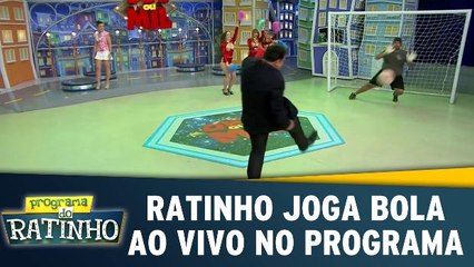 Ratinho surpreende e joga bola ao vivo no programa