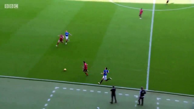 Championnat écossais : Un joueur de défense fait un grand tacle contre son coéquipier !