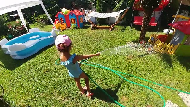 Büyük oturaklı havuza su doldurduk toplarla oynadık , Eğlenceli çocuk videosu