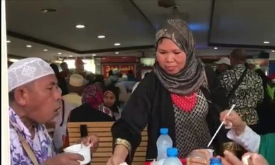 Jemaah Haji Indonesia Padati Warung Bakso di Arab Saudi