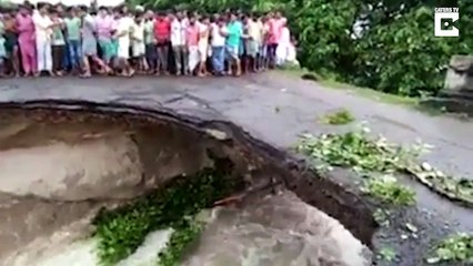 Скачать видео: Inde : Des gens qui jouent avec un pont en train de s'écrouler et ça mal finit !