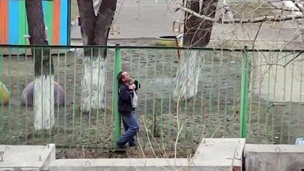 Ivre il tente de passer un clôture.. ouverte sur le côté !