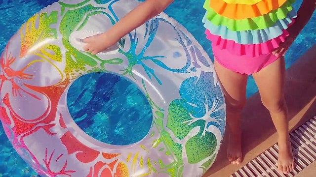 Havuzda sualtı oyun çubukları ile oyunları ve yarışmalar , eğlenceli çocuk videosu