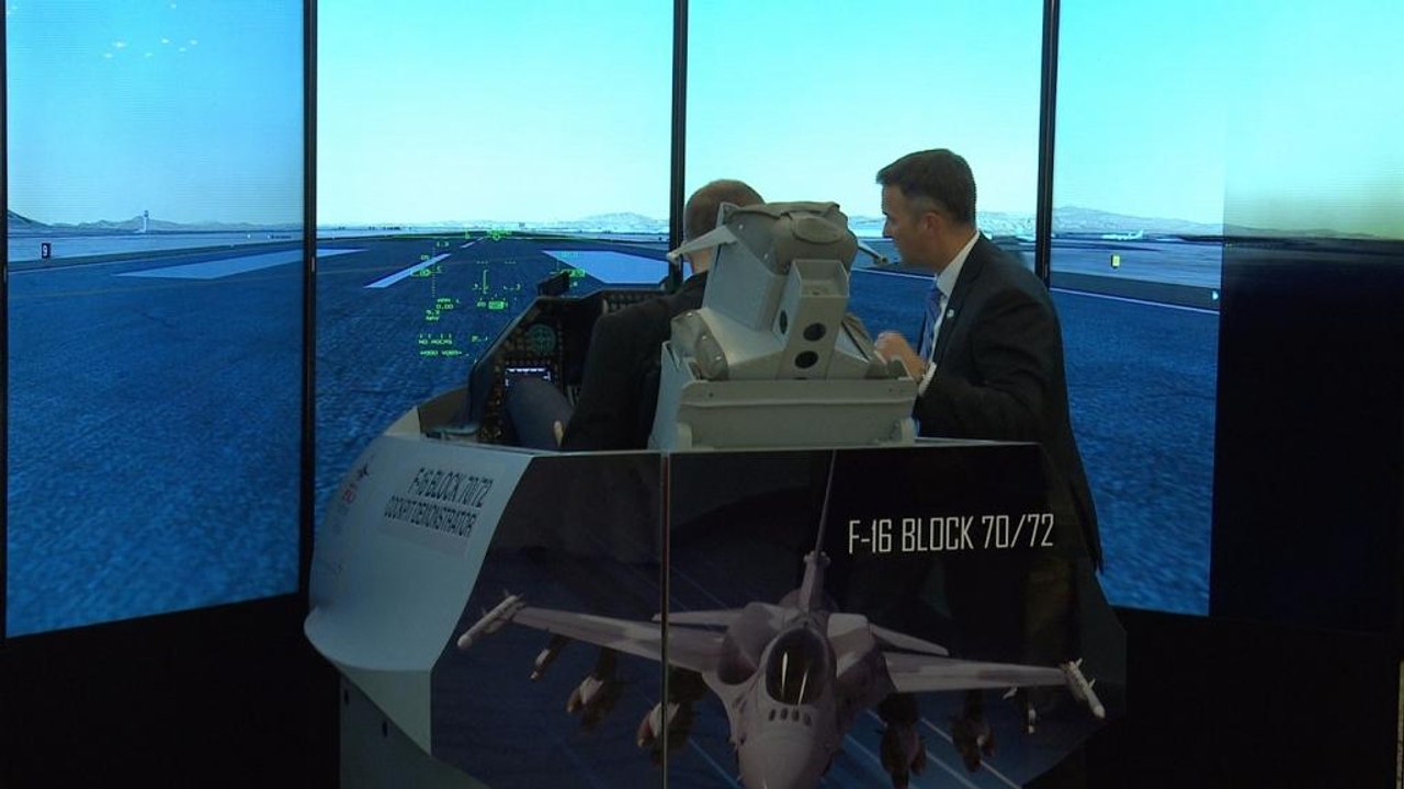 Γίνε και εσύ πιλότος F-16 στο κέντρο της Αθήνας