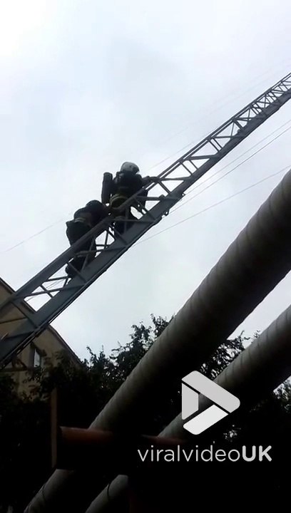 Ivre il défonce une vitrine de magasin à coups de pieds en Russie !