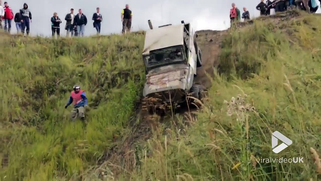 Ce buggy descend une pente... Sur le toit du véhicule !