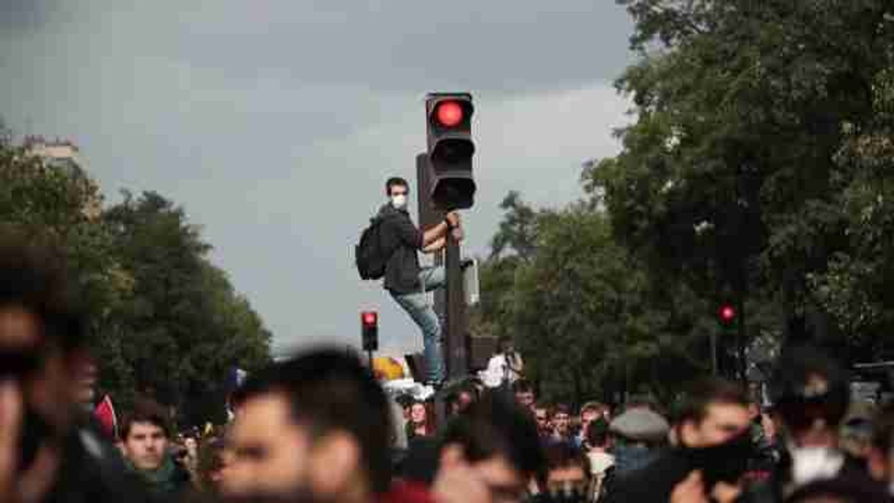Decenas de miles de manifestantes en el primer pulso sindical contra Macron