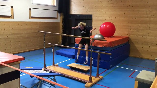 L'entraînement en salle du skieur Andri Ragettli