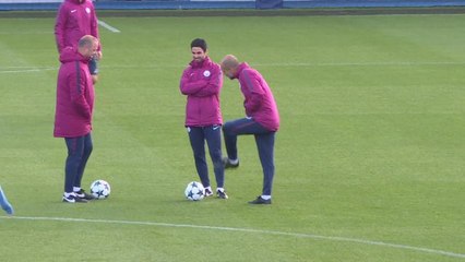 Скачать видео: Man City's Guardiola calms UEFA Champions League title talk