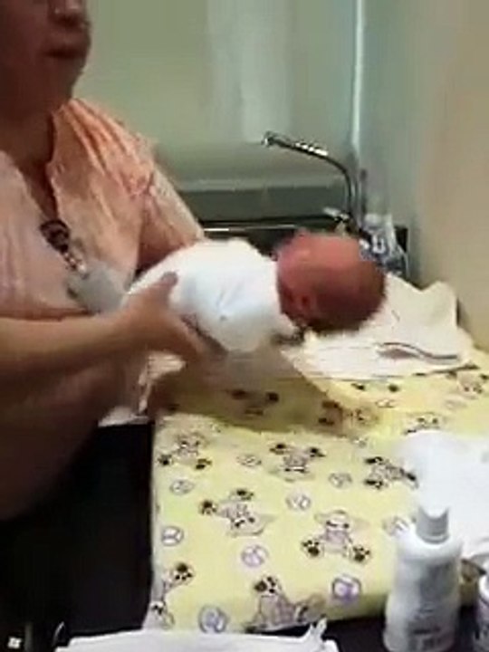 Cómo bañar a un bebé recién nacido
